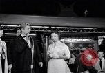 Standbild Mein Mann Godfrey film Premier Los Angeles California USA, 1957, aus Sekunde 12 historischem Filmmaterial Videoclip 65675037998