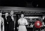 Standbild Mein Mann Godfrey film Premier Los Angeles California USA, 1957, aus Sekunde 13 historischem Filmmaterial Videoclip 65675037998