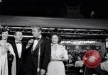 Standbild Mein Mann Godfrey film Premier Los Angeles California USA, 1957, aus Sekunde 14 historischem Filmmaterial Videoclip 65675037998