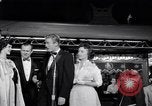 Standbild Mein Mann Godfrey film Premier Los Angeles California USA, 1957, aus Sekunde 15 historischem Filmmaterial Videoclip 65675037998