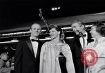 Standbild Mein Mann Godfrey film Premier Los Angeles California USA, 1957, aus Sekunde 19 historischem Filmmaterial Videoclip 65675037998