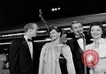 Standbild Mein Mann Godfrey film Premier Los Angeles California USA, 1957, aus Sekunde 20 historischem Filmmaterial Videoclip 65675037998