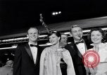 Standbild Mein Mann Godfrey film Premier Los Angeles California USA, 1957, aus Sekunde 21 historischem Filmmaterial Videoclip 65675037998