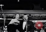 Standbild Mein Mann Godfrey film Premier Los Angeles California USA, 1957, aus Sekunde 23 historischem Filmmaterial Videoclip 65675037998
