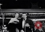 Standbild Mein Mann Godfrey film Premier Los Angeles California USA, 1957, aus Sekunde 26 historischem Filmmaterial Videoclip 65675037998