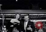 Standbild Mein Mann Godfrey film Premier Los Angeles California USA, 1957, aus Sekunde 29 historischem Filmmaterial Videoclip 65675037998