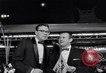 Standbild Mein Mann Godfrey film Premier Los Angeles California USA, 1957, aus Sekunde 31 historischem Filmmaterial Videoclip 65675037998