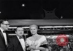 Standbild Mein Mann Godfrey film Premier Los Angeles California USA, 1957, aus Sekunde 38 historischem Filmmaterial Videoclip 65675037998