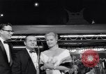 Standbild Mein Mann Godfrey film Premier Los Angeles California USA, 1957, aus Sekunde 39 historischem Filmmaterial Videoclip 65675037998