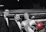 Standbild Mein Mann Godfrey film Premier Los Angeles California USA, 1957, aus Sekunde 41 historischem Filmmaterial Videoclip 65675037998