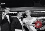 Standbild Mein Mann Godfrey film Premier Los Angeles California USA, 1957, aus Sekunde 42 historischem Filmmaterial Videoclip 65675037998