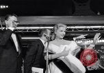 Standbild Mein Mann Godfrey film Premier Los Angeles California USA, 1957, aus Sekunde 43 historischem Filmmaterial Videoclip 65675037998
