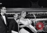 Standbild Mein Mann Godfrey film Premier Los Angeles California USA, 1957, aus Sekunde 44 historischem Filmmaterial Videoclip 65675037998