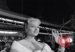 Standbild Mein Mann Godfrey film Premier Los Angeles California USA, 1957, aus Sekunde 46 historischem Filmmaterial Videoclip 65675037998