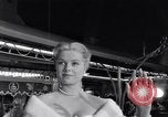 Standbild Mein Mann Godfrey film Premier Los Angeles California USA, 1957, aus Sekunde 47 historischem Filmmaterial Videoclip 65675037998