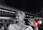 Standbild Mein Mann Godfrey film Premier Los Angeles California USA, 1957, aus Sekunde 48 historischem Filmmaterial Videoclip 65675037998