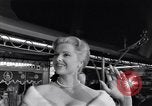 Standbild Mein Mann Godfrey film Premier Los Angeles California USA, 1957, aus Sekunde 49 historischem Filmmaterial Videoclip 65675037998