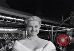 Standbild Mein Mann Godfrey film Premier Los Angeles California USA, 1957, aus Sekunde 52 historischem Filmmaterial Videoclip 65675037998