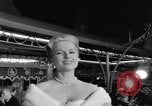 Standbild Mein Mann Godfrey film Premier Los Angeles California USA, 1957, aus Sekunde 53 historischem Filmmaterial Videoclip 65675037998
