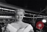 Standbild Mein Mann Godfrey film Premier Los Angeles California USA, 1957, aus Sekunde 54 historischem Filmmaterial Videoclip 65675037998