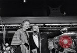 Standbild Mein Mann Godfrey film Premier Los Angeles California USA, 1957, aus Sekunde 55 historischem Filmmaterial Videoclip 65675037998