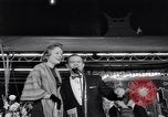 Standbild Mein Mann Godfrey film Premier Los Angeles California USA, 1957, aus Sekunde 56 historischem Filmmaterial Videoclip 65675037998
