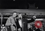 Standbild Mein Mann Godfrey film Premier Los Angeles California USA, 1957, aus Sekunde 58 historischem Filmmaterial Videoclip 65675037998