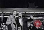 Standbild Mein Mann Godfrey film Premier Los Angeles California USA, 1957, aus Sekunde 59 historischem Filmmaterial Videoclip 65675037998