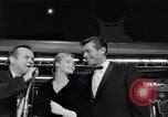 Standbild Mein Mann Godfrey film Premier Los Angeles California USA, 1957, aus Sekunde 61 historischem Filmmaterial Videoclip 65675037998