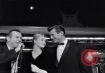 Standbild Mein Mann Godfrey film Premier Los Angeles California USA, 1957, aus Sekunde 62 historischem Filmmaterial Videoclip 65675037998