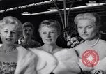Immagine di Il mio uomo Godfrey tappeto rosso Los Angeles California USA, 1957, secondo 4 filmato di repertorio 65675037999