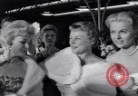 Immagine di Il mio uomo Godfrey tappeto rosso Los Angeles California USA, 1957, secondo 6 filmato di repertorio 65675037999