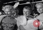 Immagine di Il mio uomo Godfrey tappeto rosso Los Angeles California USA, 1957, secondo 7 filmato di repertorio 65675037999