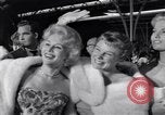Immagine di Il mio uomo Godfrey tappeto rosso Los Angeles California USA, 1957, secondo 9 filmato di repertorio 65675037999