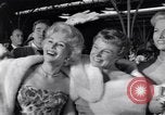 Immagine di Il mio uomo Godfrey tappeto rosso Los Angeles California USA, 1957, secondo 10 filmato di repertorio 65675037999