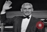 Immagine di Il mio uomo Godfrey tappeto rosso Los Angeles California USA, 1957, secondo 48 filmato di repertorio 65675037999
