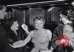 Immagine di Il mio uomo Godfrey tappeto rosso Los Angeles California USA, 1957, secondo 62 filmato di repertorio 65675037999