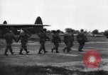Image Parachutistes Royaume-Uni, 1944, de la seconde 52 séquences d'archives historiques vidéo 65675038002
