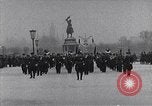 Standbild sowjetische und amerikanische Soldaten Moskau Russland Sowjetunion, 1945, aus Sekunde 1 historischem Filmmaterial Videoclip 65675038019