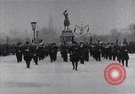 Standbild sowjetische und amerikanische Soldaten Moskau Russland Sowjetunion, 1945, aus Sekunde 3 historischem Filmmaterial Videoclip 65675038019