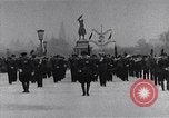 Standbild sowjetische und amerikanische Soldaten Moskau Russland Sowjetunion, 1945, aus Sekunde 5 historischem Filmmaterial Videoclip 65675038019