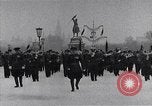 Standbild sowjetische und amerikanische Soldaten Moskau Russland Sowjetunion, 1945, aus Sekunde 6 historischem Filmmaterial Videoclip 65675038019
