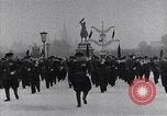 Standbild sowjetische und amerikanische Soldaten Moskau Russland Sowjetunion, 1945, aus Sekunde 7 historischem Filmmaterial Videoclip 65675038019