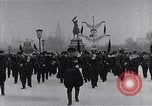 Standbild sowjetische und amerikanische Soldaten Moskau Russland Sowjetunion, 1945, aus Sekunde 8 historischem Filmmaterial Videoclip 65675038019