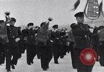 Standbild sowjetische und amerikanische Soldaten Moskau Russland Sowjetunion, 1945, aus Sekunde 12 historischem Filmmaterial Videoclip 65675038019