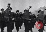 Standbild sowjetische und amerikanische Soldaten Moskau Russland Sowjetunion, 1945, aus Sekunde 13 historischem Filmmaterial Videoclip 65675038019