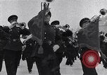 Standbild sowjetische und amerikanische Soldaten Moskau Russland Sowjetunion, 1945, aus Sekunde 14 historischem Filmmaterial Videoclip 65675038019