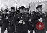 Standbild sowjetische und amerikanische Soldaten Moskau Russland Sowjetunion, 1945, aus Sekunde 15 historischem Filmmaterial Videoclip 65675038019
