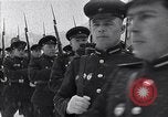 Standbild sowjetische und amerikanische Soldaten Moskau Russland Sowjetunion, 1945, aus Sekunde 17 historischem Filmmaterial Videoclip 65675038019