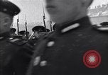 Standbild sowjetische und amerikanische Soldaten Moskau Russland Sowjetunion, 1945, aus Sekunde 18 historischem Filmmaterial Videoclip 65675038019